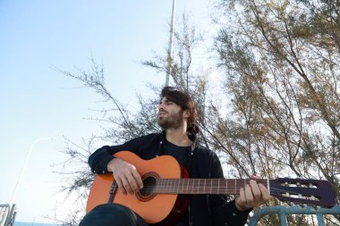 Parkta klasik gitar çalan adam..