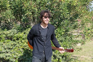 Parkta klasik gitar çalan adam..