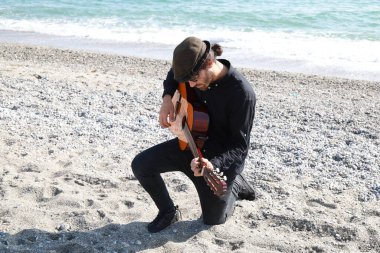 Parkta klasik gitar çalan adam..