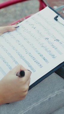 Mutlu kız doğada gitar çalıyor..