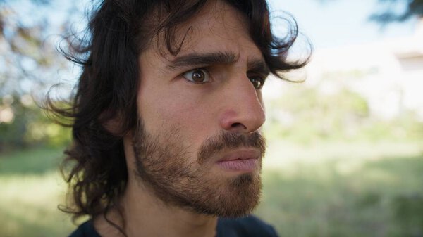 Молодой человек выражает свое лицо в природе.