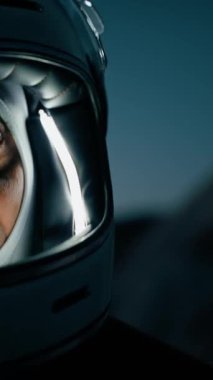 Turuncu elbiseli astronot düşman bir gezegene indi.