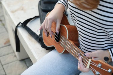 Mutlu kız doğada gitar çalıyor..