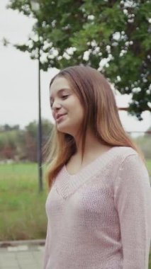 Doğada farklı yüz ifadeleri yapan bir kız..