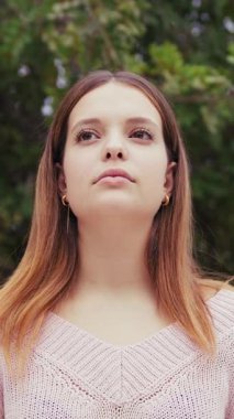 Doğada farklı yüz ifadeleri yapan bir kız..