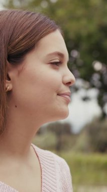 Doğada farklı yüz ifadeleri yapan bir kız..