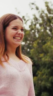 Doğada farklı yüz ifadeleri yapan bir kız..