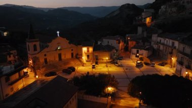 Ortaçağ 'ın Calabria Dağı' ndaki Condojanni Kasabası Kış Gecesi.