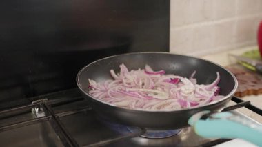 Şef evinde İtalyan balığı yemeği pişiriyor..