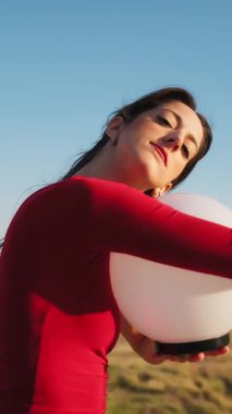 Kırsalda Kırmızı Elbiseyle Dans Eden Genç Kadınlar.