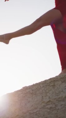 Kırsalda Kırmızı Elbiseyle Dans Eden Genç Kadınlar.