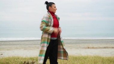 Özgür Kadın Akşamları İtalyan Okyanusu 'nun yakınında Sahilde Enerjik Dans Hareketleri Yapıyor.