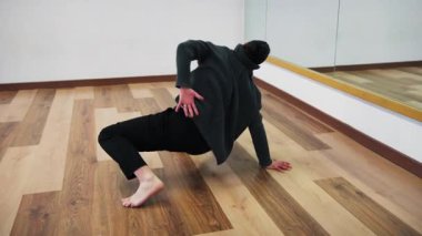 İtalyan dans okulundaki bir kadın için rahatlatıcı atmosfer.