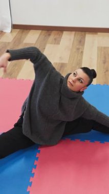 Tatami Salonunda Jimnastik Dans Egzersizleri Yapan Kadın.