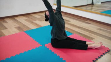 Dans dersi vermeden önce kadınlar kaslarını ısıtıyor..