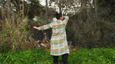 Doğa Bitkilerinin Yakınındaki Bir Parkta Yavaş Müzikle Dans Eden Kadın.