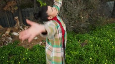 Ekoseli Kadın Baharda Bahçenin yanında Dans Ediyor.