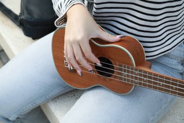 Mutlu kız doğada gitar çalıyor..