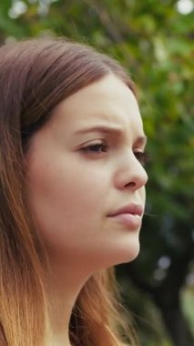 Doğada farklı yüz ifadeleri yapan bir kız..