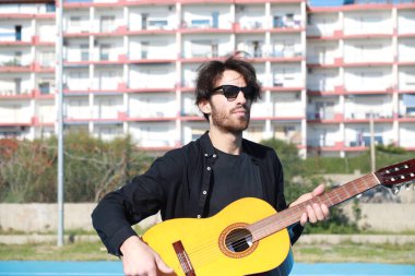 Parkta klasik gitar çalan adam..