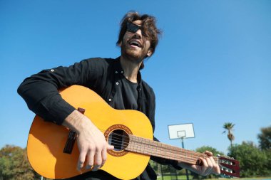 Parkta klasik gitar çalan adam..