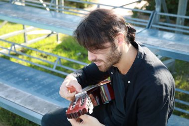 Parkta klasik gitar çalan adam..