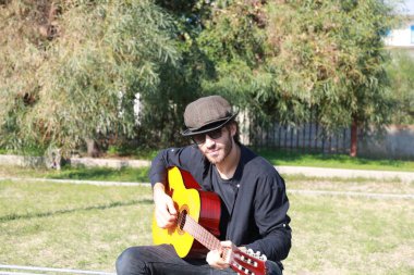 Parkta klasik gitar çalan adam..