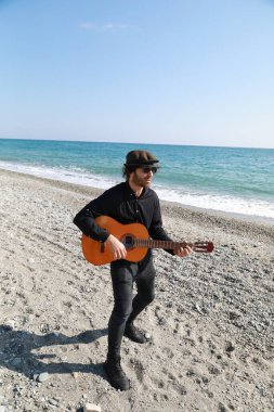 Parkta klasik gitar çalan adam..