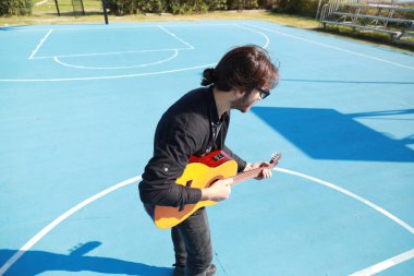 Parkta klasik gitar çalan adam..