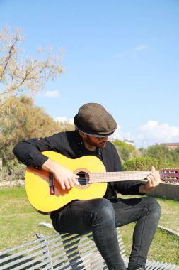 Parkta klasik gitar çalan adam..