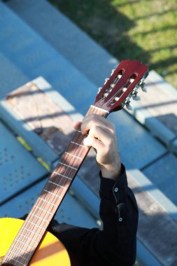 Parkta klasik gitar çalan adam..