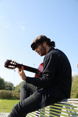 Parkta klasik gitar çalan adam..