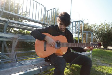 Parkta klasik gitar çalan adam..