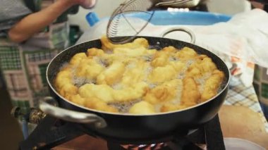 Kaynar yağla tavada Savory Zeppole kızartma.