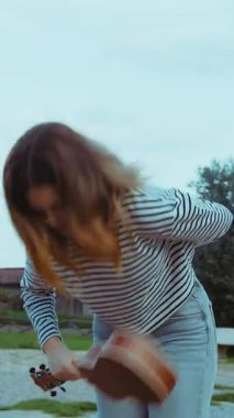 Mutlu kız doğada gitar çalıyor..