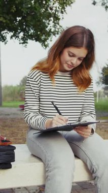 Mutlu kız doğada gitar çalıyor..