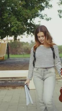 Mutlu kız doğada gitar çalıyor..