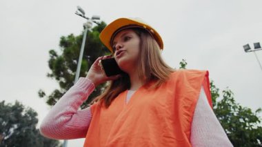 Doğada farklı yüz ifadeleri yapan bir kız..