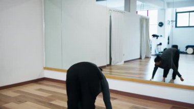 Aynanın Önündeki Bir Kadın İçin Bale Öncesi Esneme Egzersizleri.