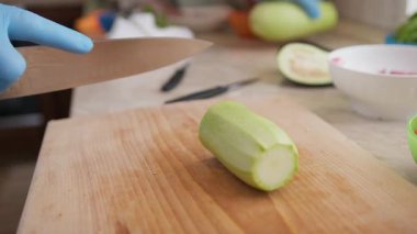 Şef evinde İtalyan balığı yemeği pişiriyor..