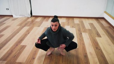 Dans Öğretmeni Yavaş Ritmik Hareketlerle Zihin Konsantrasyonu Çalışıyor.