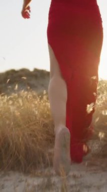 Kırsalda Kırmızı Elbiseyle Dans Eden Genç Kadınlar.