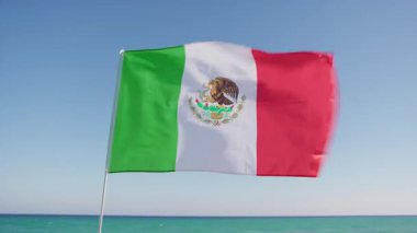 Meksika Bayrağı Cinco De Mayo için gökyüzünde dalgalanıyor.