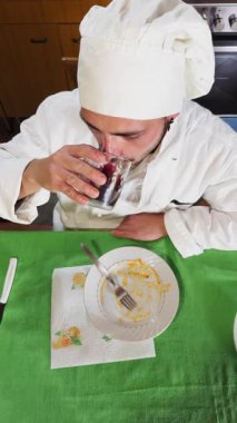 Genç Aşçı Geleneksel Trattoria Mutfağında Novello Şarabının Tadını Aldı.