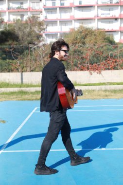 Parkta klasik gitar çalan adam..