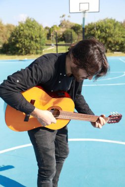 Parkta klasik gitar çalan adam..