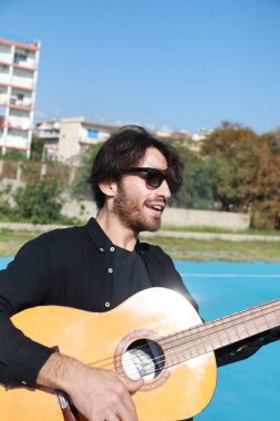 Parkta klasik gitar çalan adam..