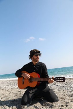 Parkta klasik gitar çalan adam..