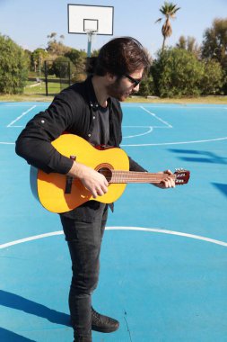 Parkta klasik gitar çalan adam..