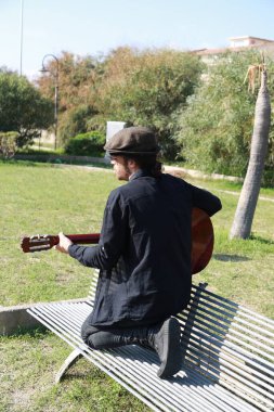 Parkta klasik gitar çalan adam..